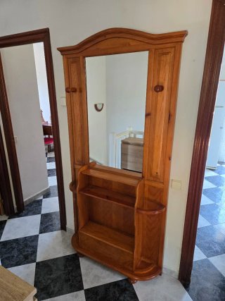 Mueble recibidor de madera con espejo