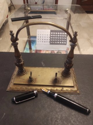 Escribanía de bronce antigua porta plumas