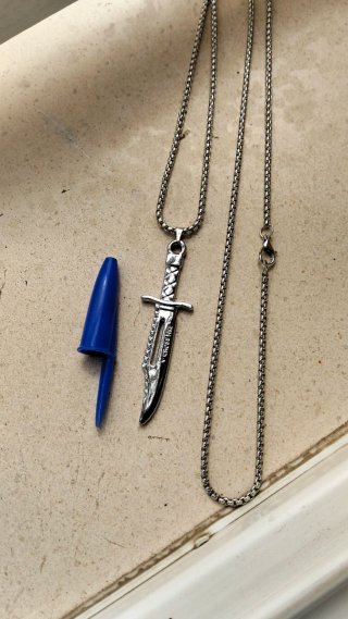 Cadena con colgante cuchillo militar