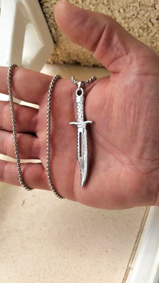 Cadena con colgante cuchillo militar