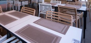 Mesa y sillas blancas y beige