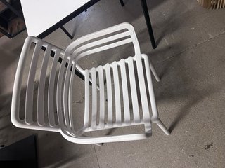 Mesa y sillas blancas y beige