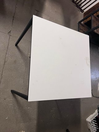 Mesa y sillas blancas y beige