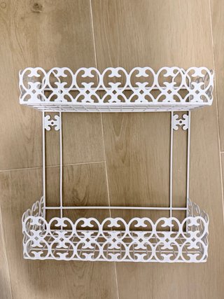 Estantería metálica de pared blanca