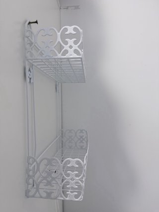 Estantería metálica de pared blanca