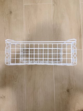 Estantería metálica de pared blanca