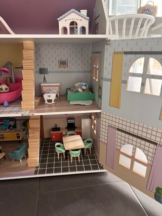 Casa de muñecas de madera