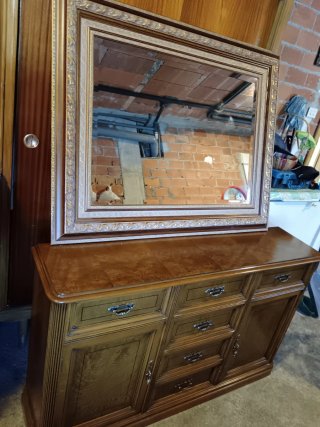 Cómoda de madera con espejo