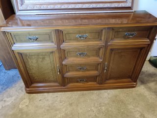 Cómoda de madera con espejo