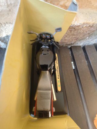 Miniatura Moto Kawasaki Ninja GPZ 900