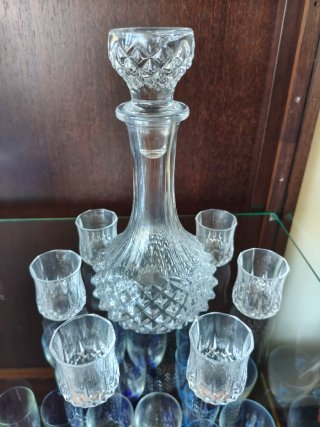 Licorera y vasos de cristal tallado