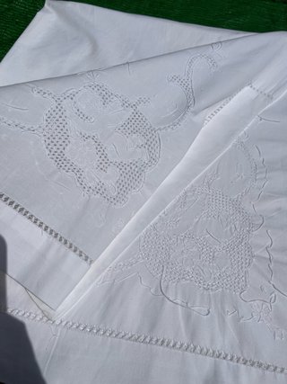 Sábana antigua bordada a mano angelitos