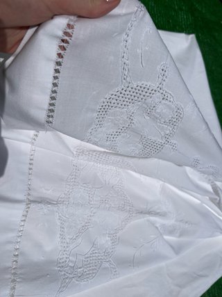 Sábana antigua bordada a mano angelitos
