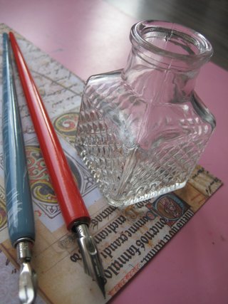 15 Plumillas, Tintero y 2 Portaplumas