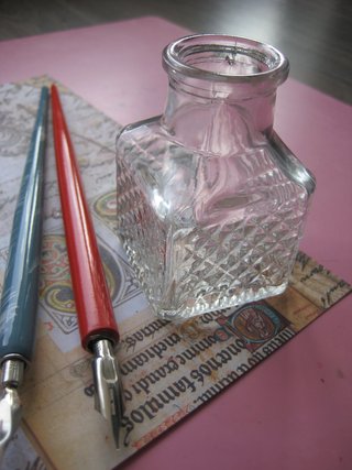 15 Plumillas, Tintero y 2 Portaplumas