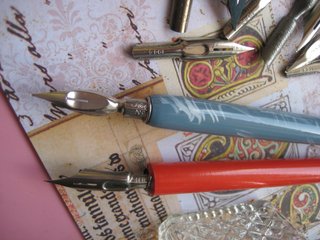 15 Plumillas, Tintero y 2 Portaplumas