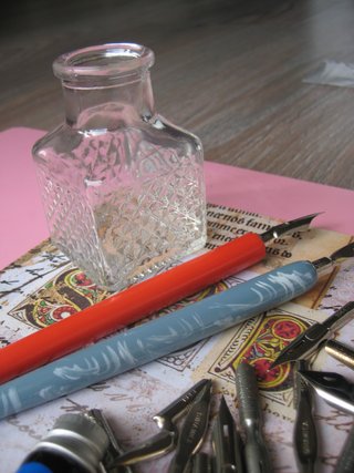 15 Plumillas, Tintero y 2 Portaplumas