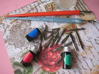 15 Plumillas, Tintero y 2 Portaplumas