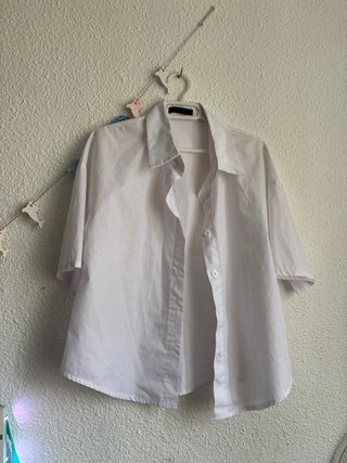 Camisa blanca manga corta unisex.