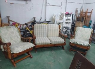Sofá y sillones de madera y tela