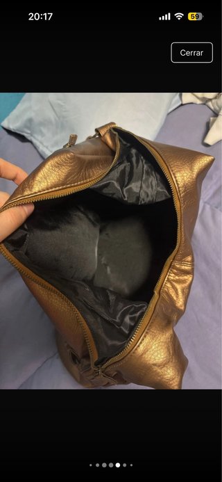 Bolso de hombro marrón y dorado