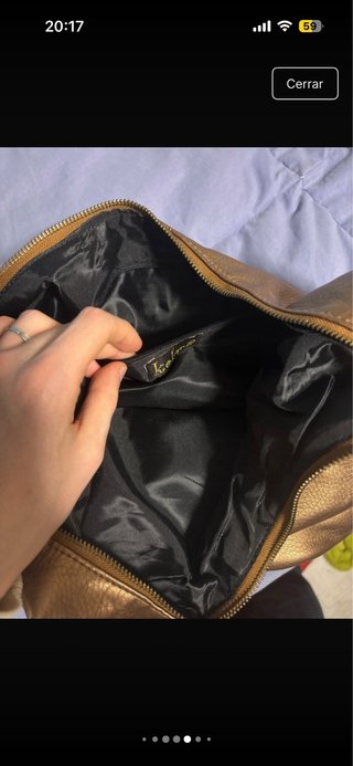 Bolso de hombro marrón y dorado
