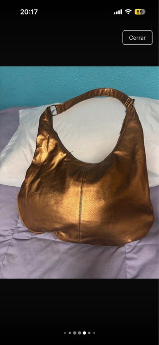 Bolso de hombro marrón y dorado