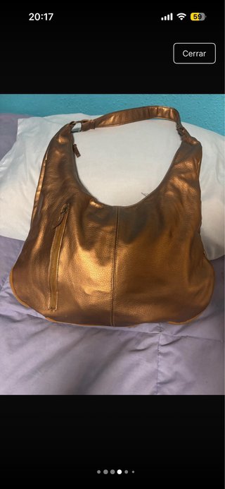 Bolso de hombro marrón y dorado