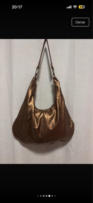 Bolso de hombro marrón y dorado
