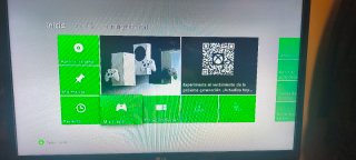 Xbox 360 E Nera con un controller e vari giochi