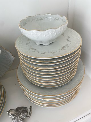 Vajilla de porcelana blanca y dorada