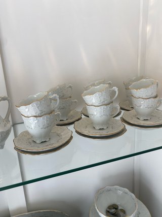 Vajilla de porcelana blanca y dorada