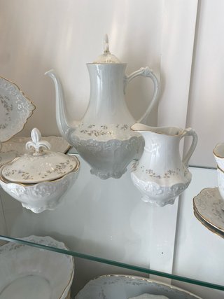 Vajilla de porcelana blanca y dorada