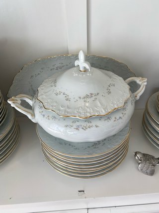 Vajilla de porcelana blanca y dorada
