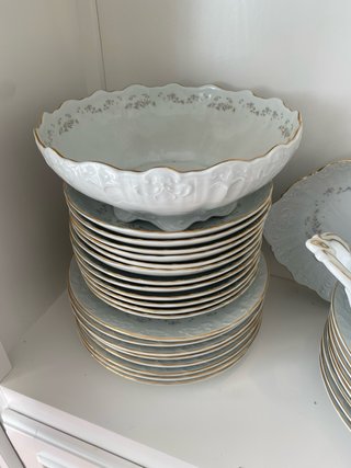 Vajilla de porcelana blanca y dorada
