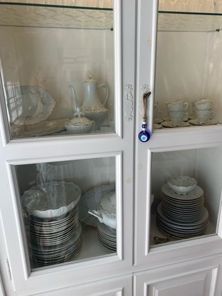 Vajilla de porcelana blanca y dorada