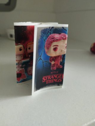 Max Funko Pop Stranger Things con papel y cinta
