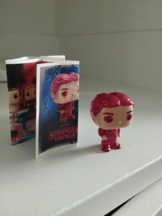 Max Funko Pop Stranger Things con papel y cinta