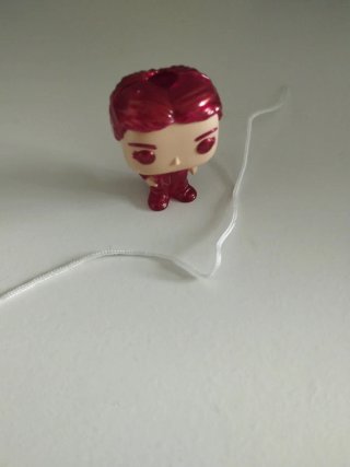Max Funko Pop Stranger Things con papel y cinta