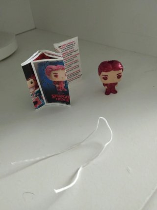 Max Funko Pop Stranger Things con papel y cinta