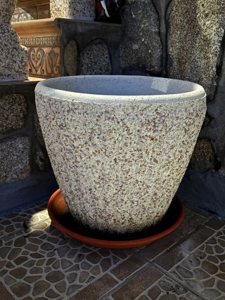 Macetas de piedra grandes