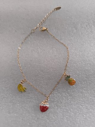Pulsera dorada con abalorios de frutas