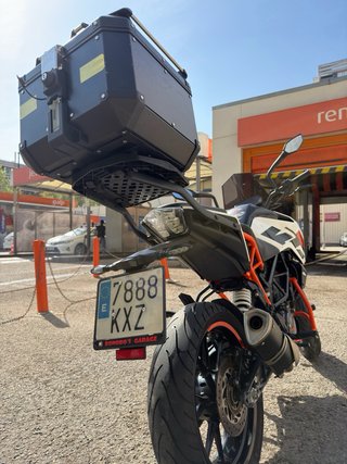 KTM 125 Duke Blanca y Naranja