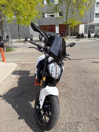 KTM 125 Duke Blanca y Naranja