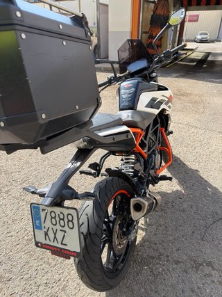KTM 125 Duke Blanca y Naranja