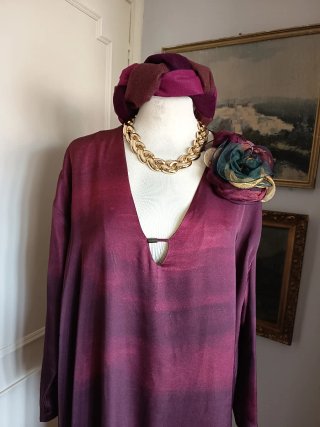 Vestido largo Tanuca burdeos y blusa Zara