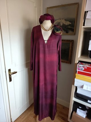 Vestido largo Tanuca burdeos y blusa Zara