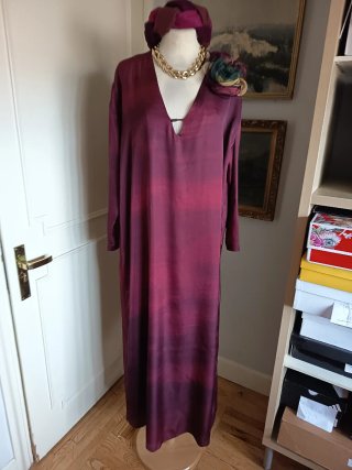 Vestido largo Tanuca burdeos y blusa Zara