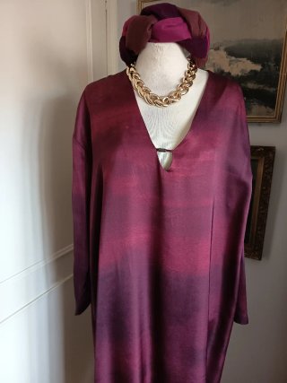 Vestido largo Tanuca burdeos y blusa Zara
