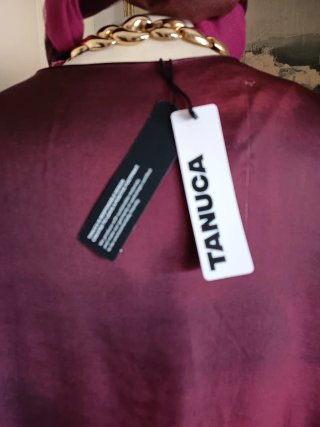 Vestido largo Tanuca burdeos y blusa Zara